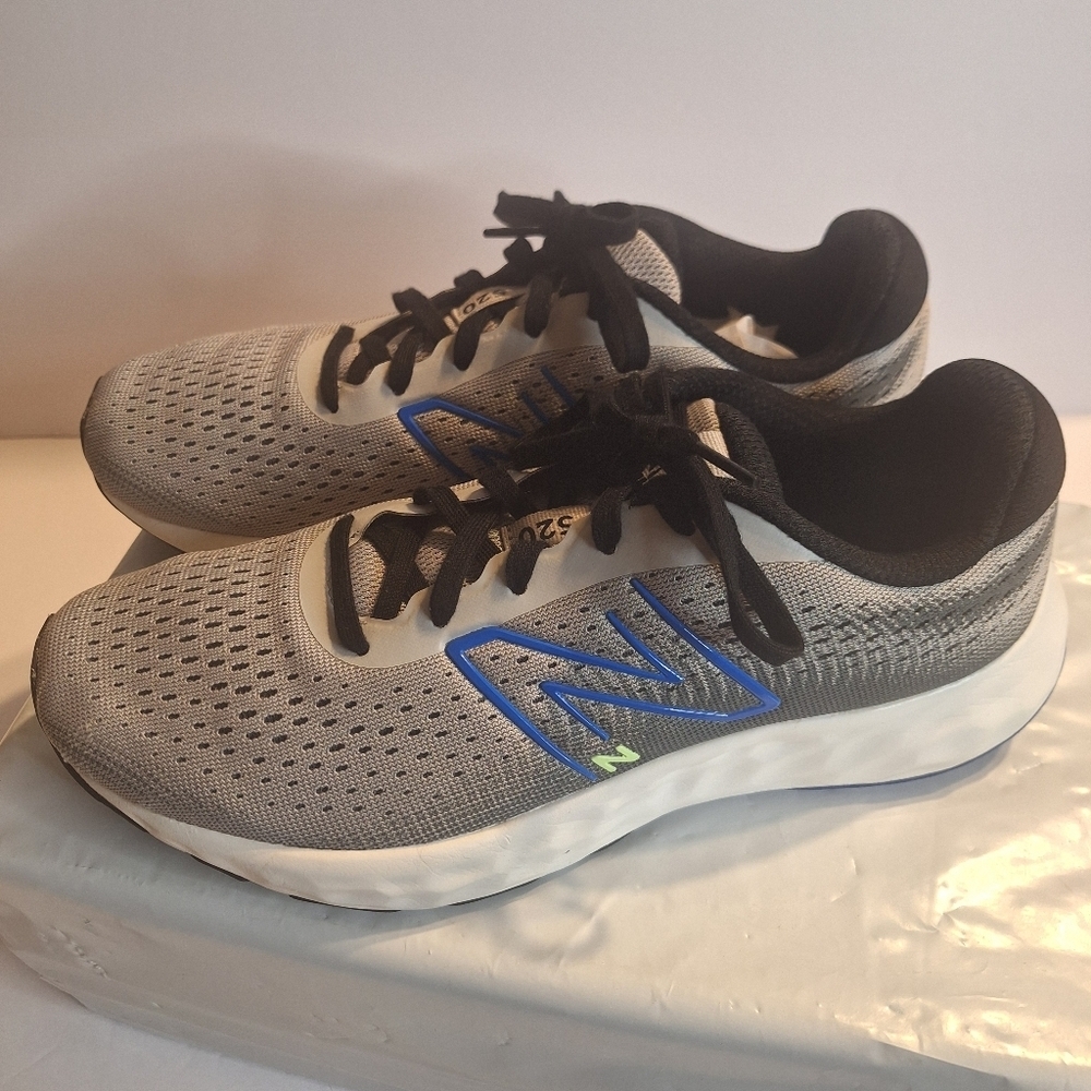 New Balance 520 V8 Unisex   Lightweight Sneakers Shoes. Size M 8/ W 9.5